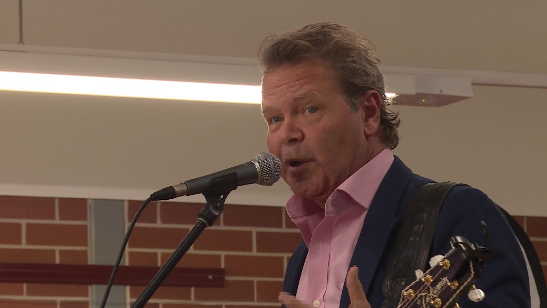 Troy Cassar-Daley performs at West Tamworth Public